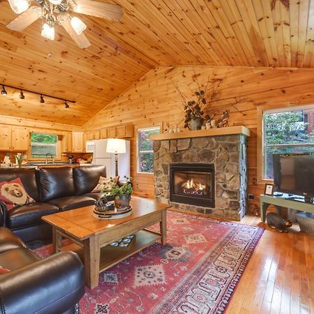 Peaceful Smoky Mountain Cabin With Deck And Fire Pit! เวย์นวิลล์ ภายนอก รูปภาพ