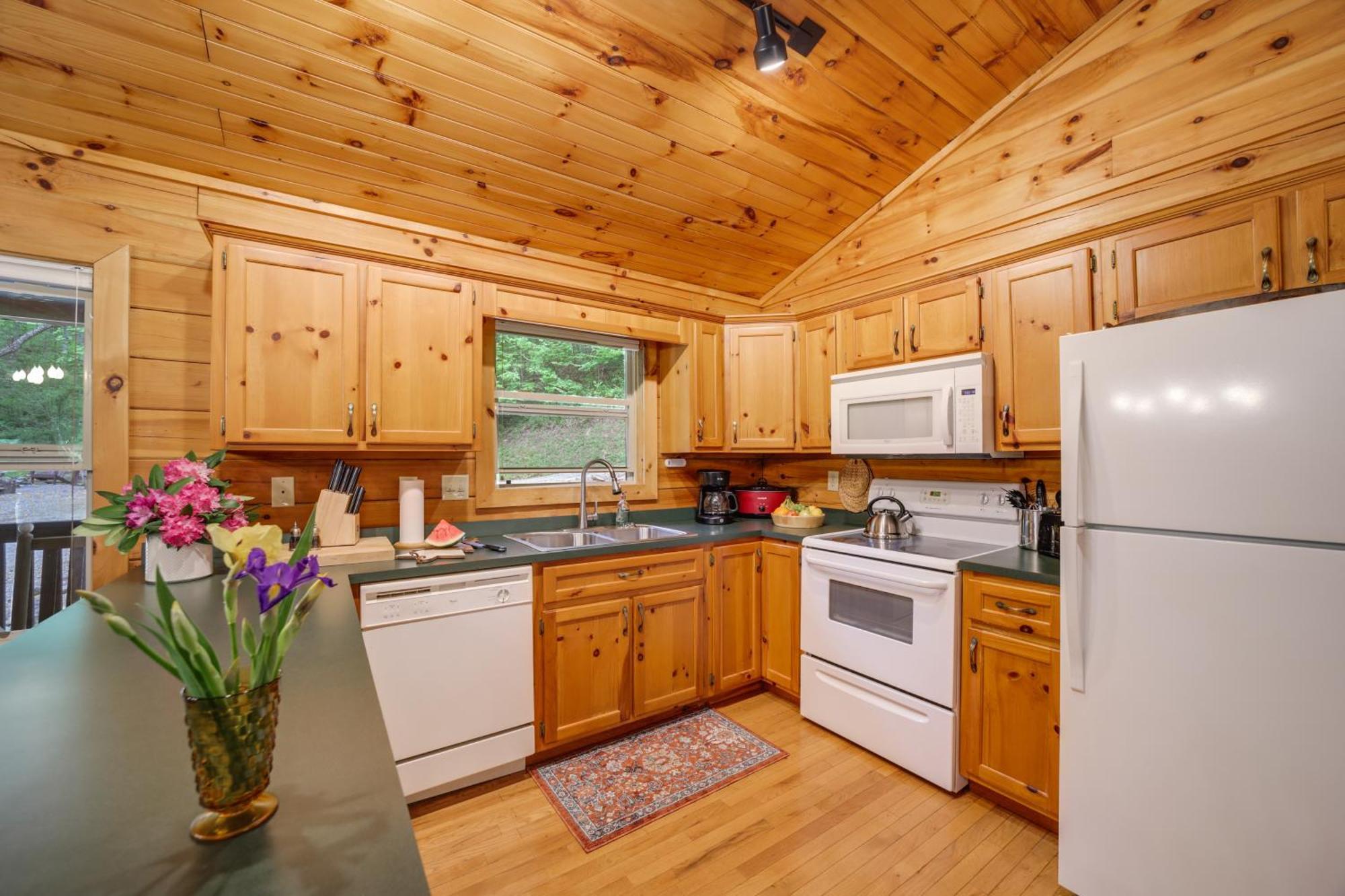 Peaceful Smoky Mountain Cabin With Deck And Fire Pit! เวย์นวิลล์ ภายนอก รูปภาพ
