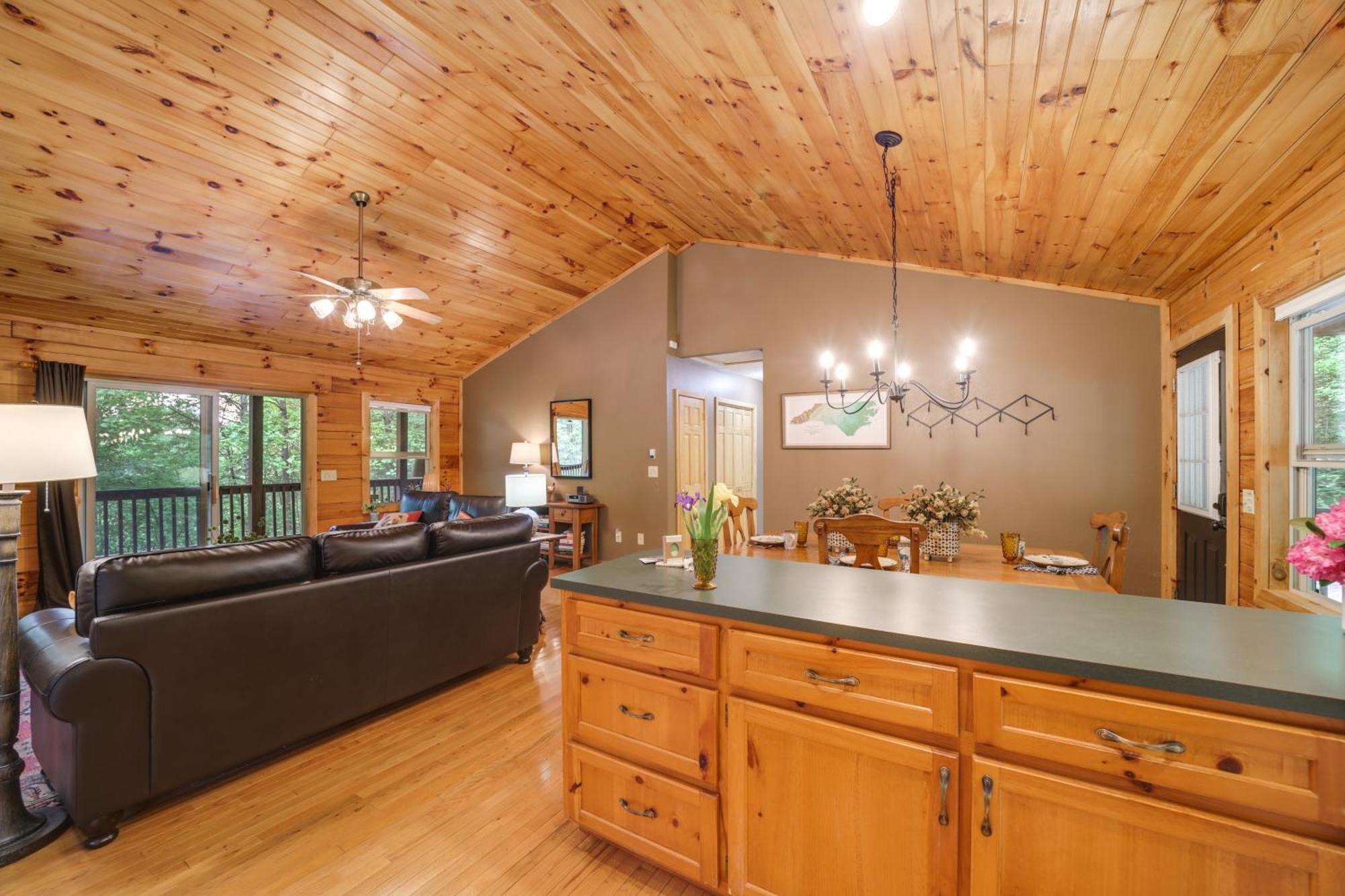 Peaceful Smoky Mountain Cabin With Deck And Fire Pit! เวย์นวิลล์ ภายนอก รูปภาพ