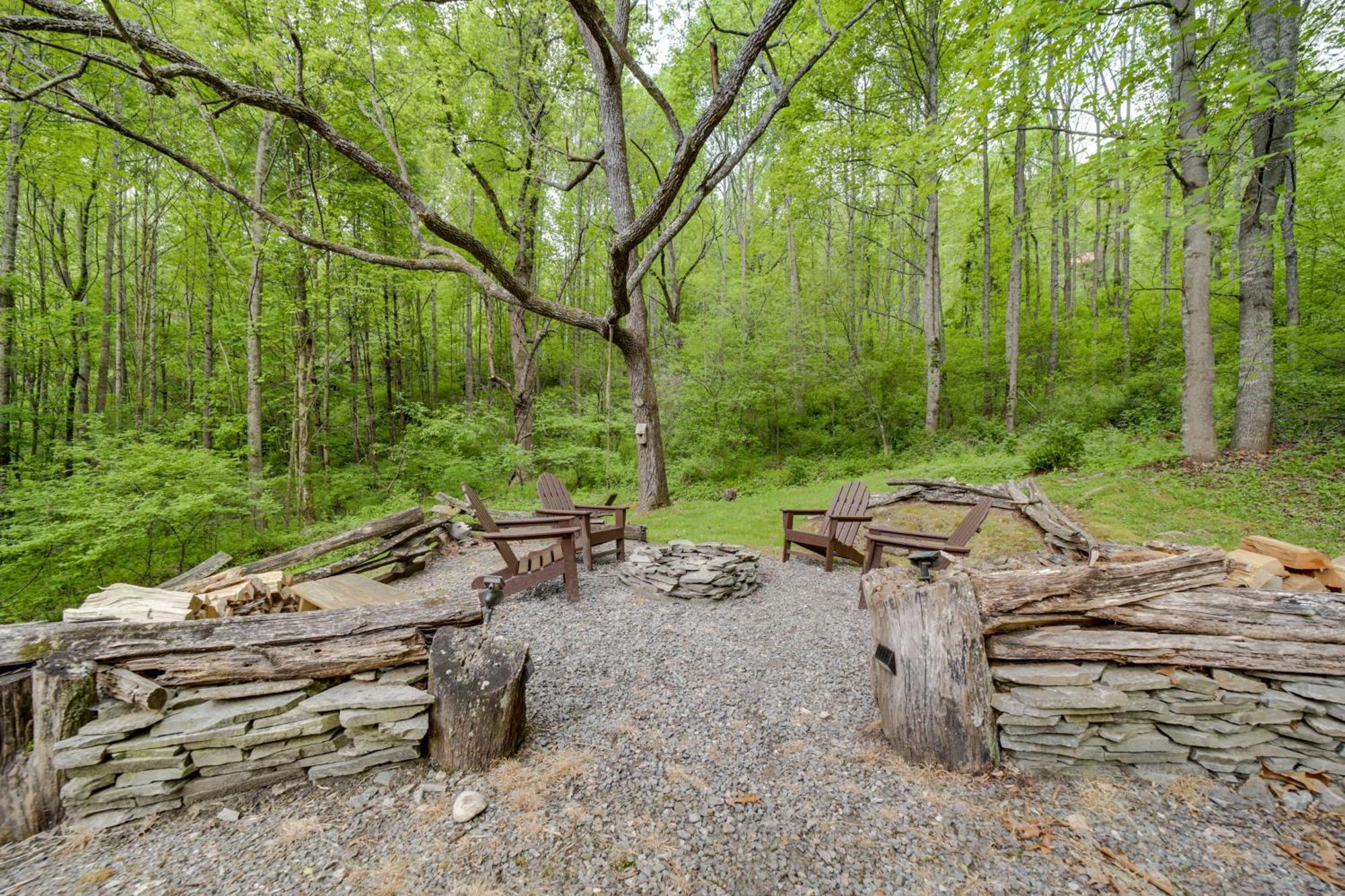 Peaceful Smoky Mountain Cabin With Deck And Fire Pit! เวย์นวิลล์ ภายนอก รูปภาพ