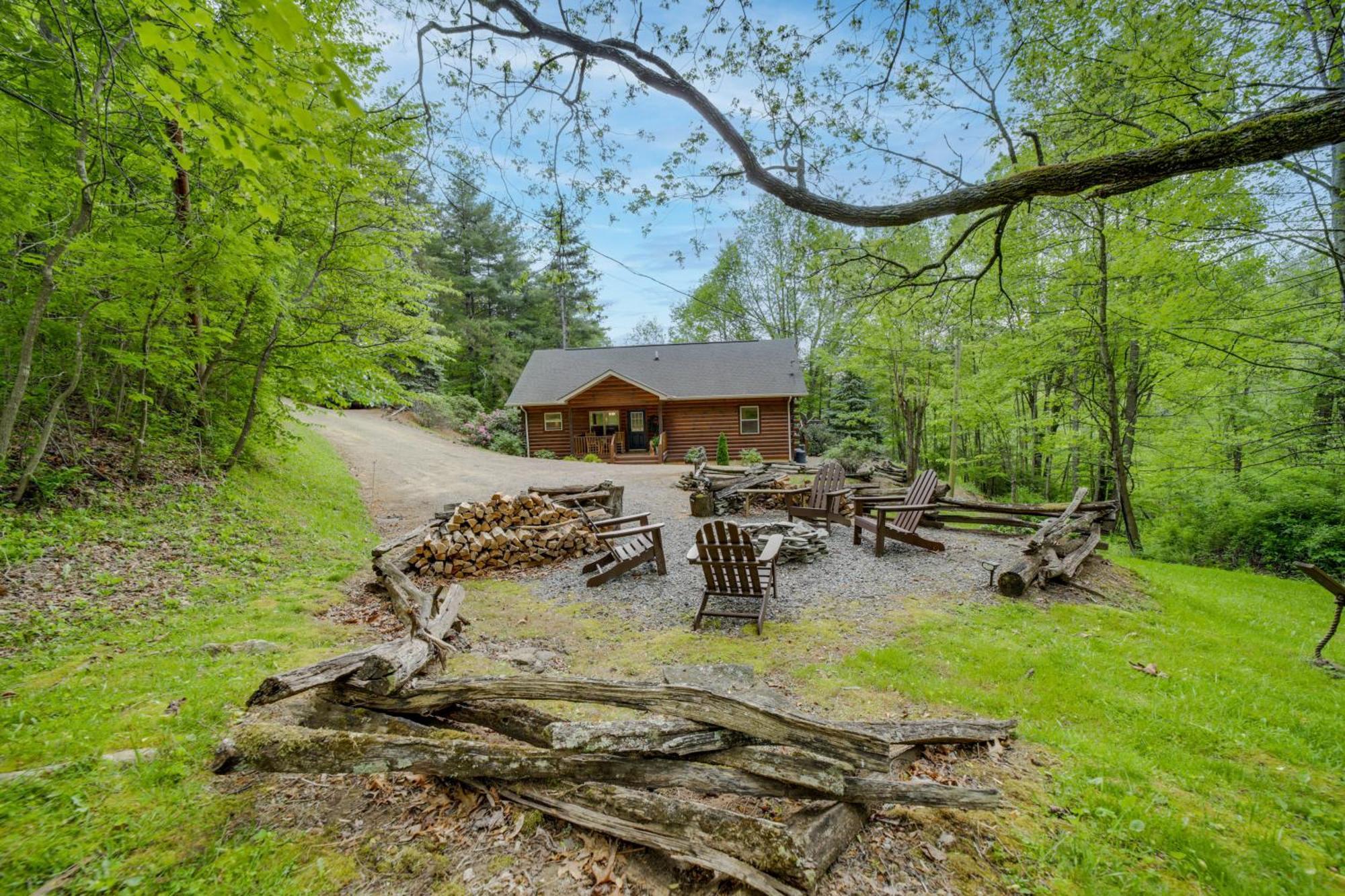 Peaceful Smoky Mountain Cabin With Deck And Fire Pit! เวย์นวิลล์ ภายนอก รูปภาพ