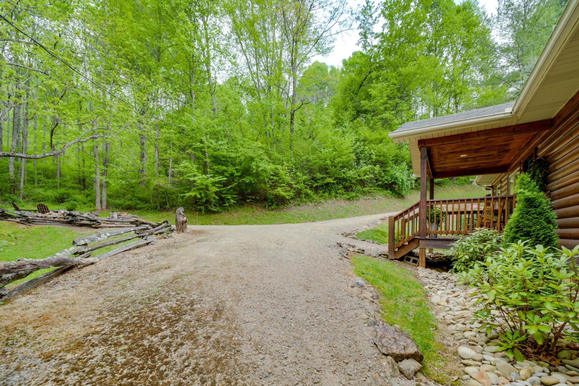 Peaceful Smoky Mountain Cabin With Deck And Fire Pit! เวย์นวิลล์ ภายนอก รูปภาพ